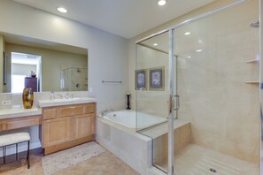 Amenidades de baño gratuitas, secadora de cabello, toallas 