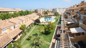 Un quartiere residenziale con case a schiera, una piscina e un prato curato.