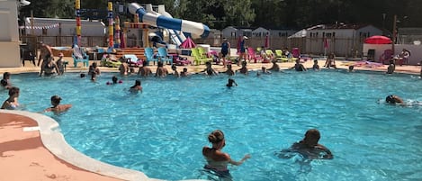 Een seizoensgebonden buitenzwembad, parasols voor strand/zwembad