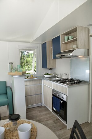 Réfrigérateur, micro-ondes, plaque de cuisson, bouilloire électrique