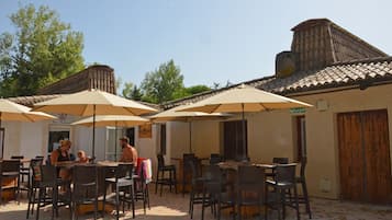 S'hi serveixen esmorzars, dinars i sopars