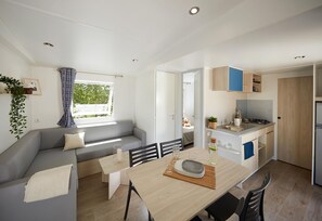 Cottage, 2 Bedrooms (4/6 pers) | Living area | Flat-screen TV, table tennis - Camping Maïana Resort (La Grande-Motte)
