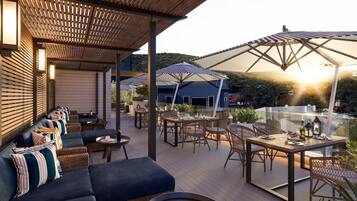 3 restaurants, serveren ontbijt, lokale en internationale gerechten