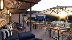 3 間餐廳，供應早餐、午餐和晚餐，當地和國際料理