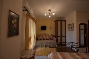 Minibar, tabla de planchar con plancha, cunas gratuitas y ropa de cama