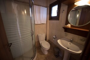 Double Room, 1 Queen Bed, Sea View | Bathroom | Shower, free toiletries, hair dryer, towels