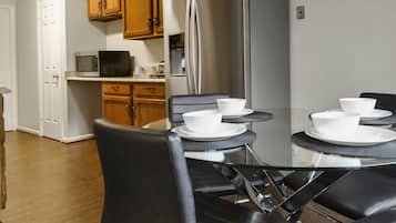 Stovetop, coffee/tea maker, electric kettle, cookware/dishes/utensils