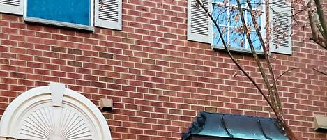 Vista frontal de la propiedad