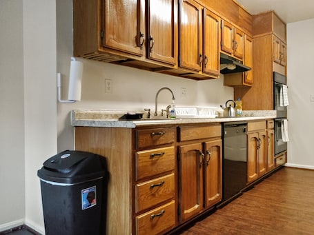 Stovetop, coffee/tea maker, electric kettle, cookware/dishes/utensils