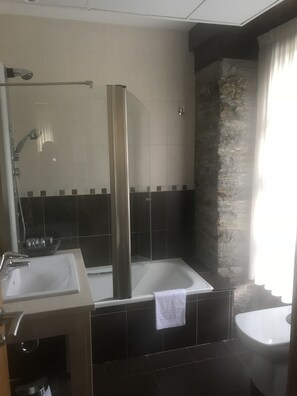 Kamar Twin Deluks | Kamar mandi | Perlengkapan mandi gratis, pengering rambut, jubah mandi, dan kloset
