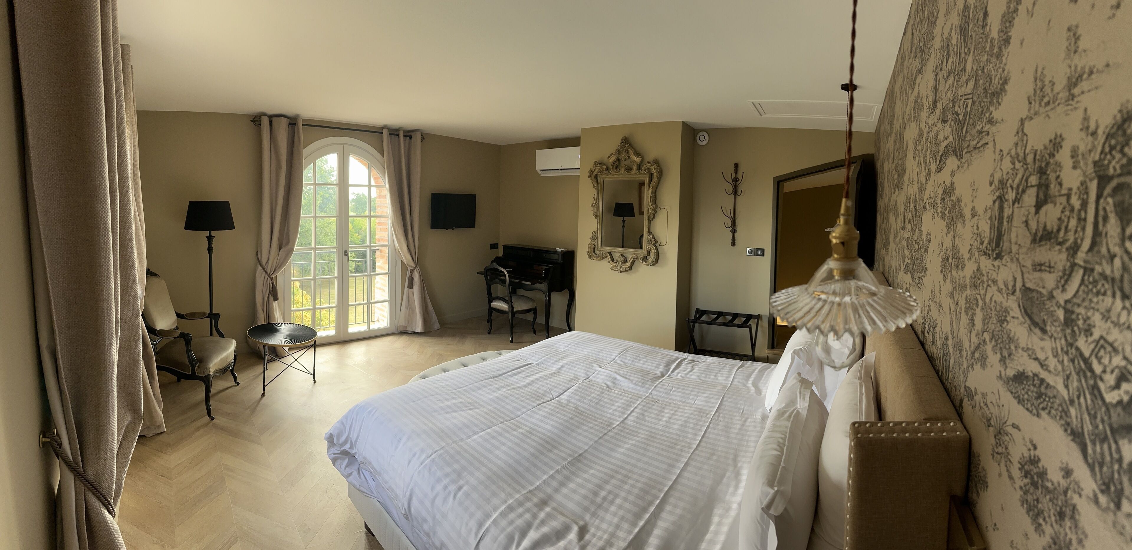 Suite ejecutiva, varias camas, vista al lago, torre | Ropa de cama de alta calidad, camas con pillow-top y escritorio 