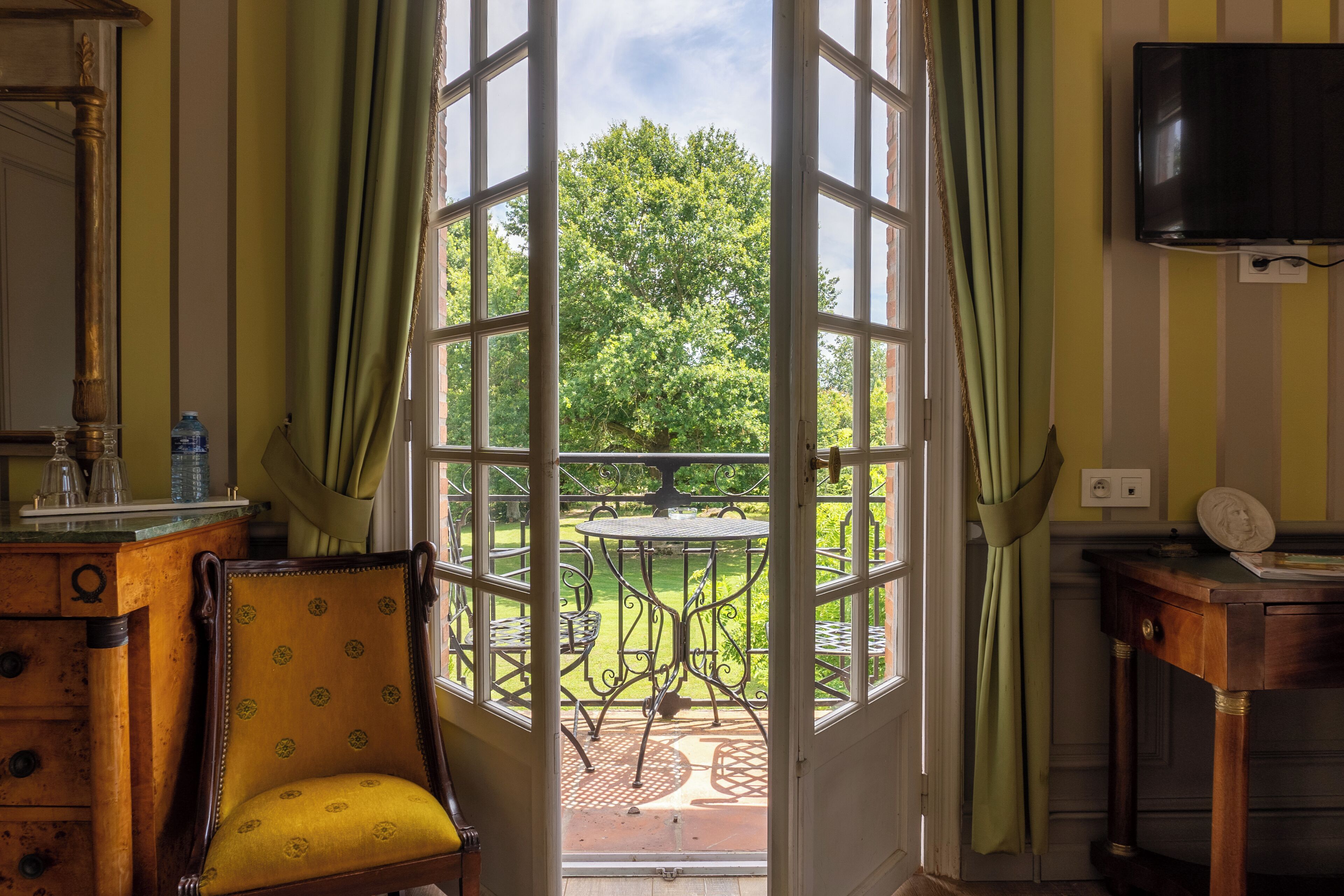 Chambre Double Deluxe, 1 grand lit, balcon, vue piscine (Emilio) | Literie de qualité supérieure, surmatelas, bureau