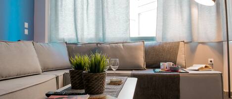 Suite (Pluto) | Coin séjour | Télévision à écran plat