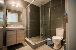 Suite (Andromeda) | Badezimmer | Dusche, Hydromassagedusche, Haartrockner, Handtücher
