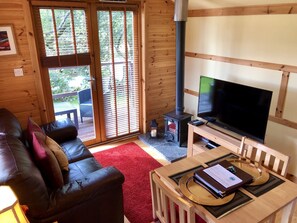 Deluxe Cabin, 1 Bedroom, Non Smoking, River View | Living room