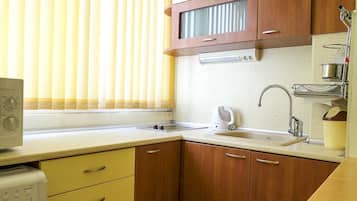 Refrigerador con freezer, microondas, placa de cocina, cafetera/tetera