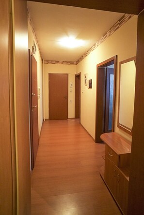 华丽公寓, 2 间卧室, 阳台 | 2 多间卧室、办公桌、熨斗/熨衣板、免费 WiFi