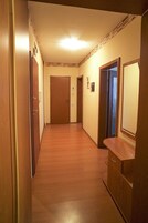 2 habitaciones, escritorio, tabla de planchar con plancha y wifi gratis 