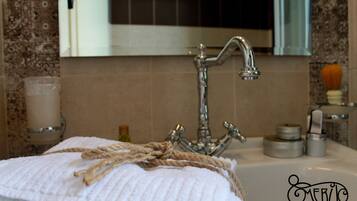 Ein Badezimmer mit Waschbecken, Spiegel und Toilettenartikeln.