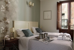 Minibar, caixa forta a l'habitació i escriptori 