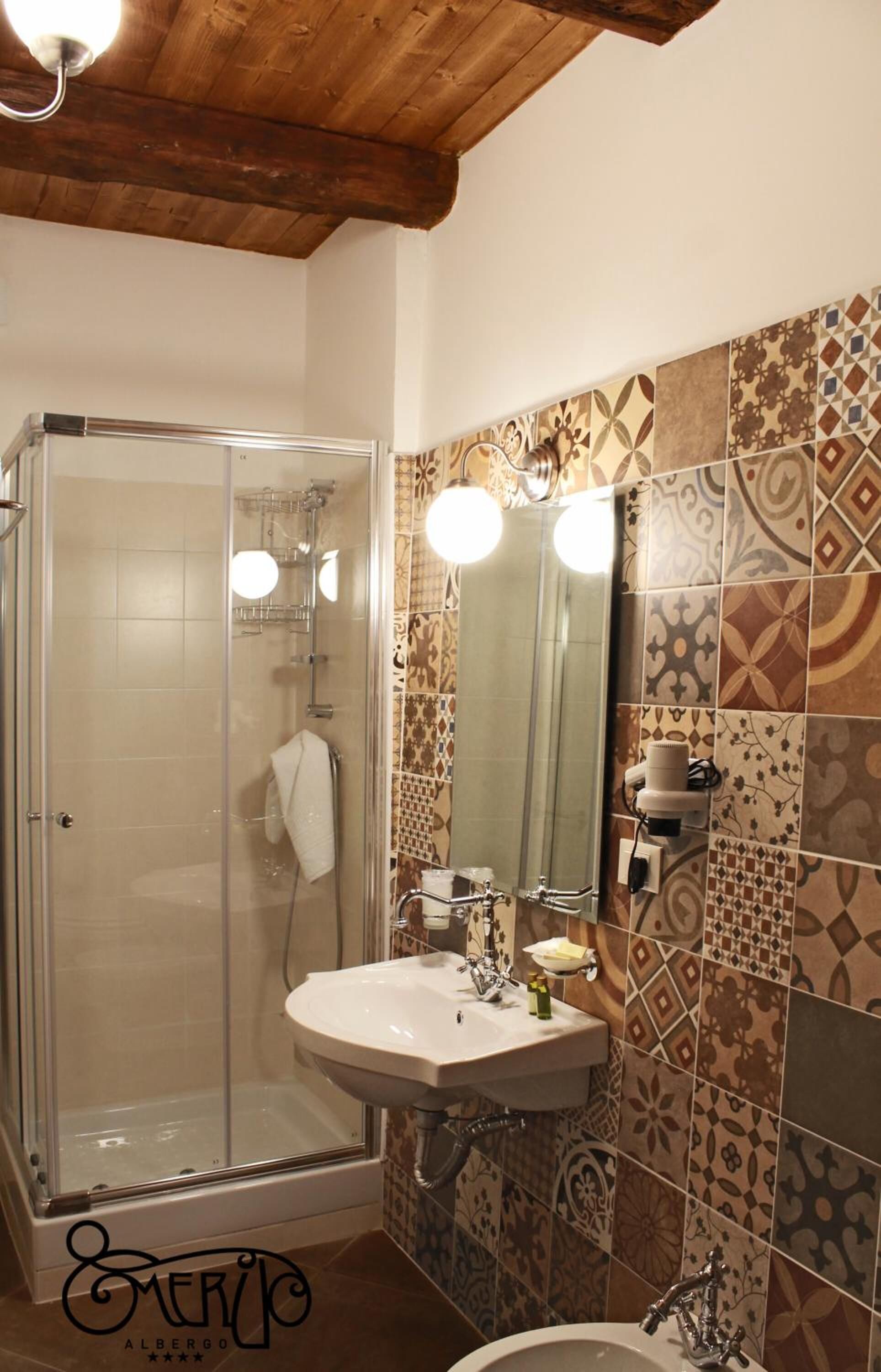 Douche, articles de toilette gratuits, sèche-cheveux, peignoirs