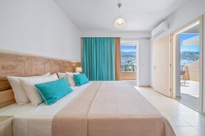 Superior One Bedroom Apartment with Pool View | Safe på rommet, skrivebord, strykejern/-brett og barnesenger (inkludert)