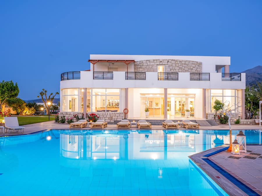 2 piscinas al aire libre, sombrillas, sillones reclinables de piscina