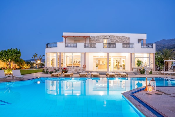 2 座室外游泳池,開放時間為 09:00 至 20:00,提供泳池遮陽傘和日光浴躺椅