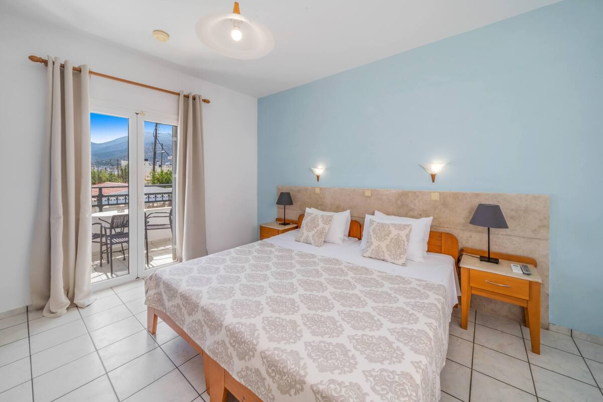 In-room safe, desk, iron/ironing board (on request), cribs (free)