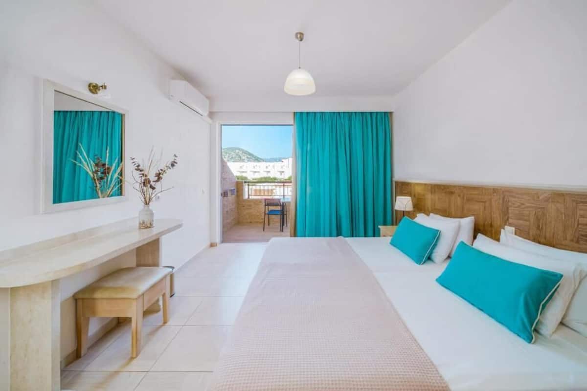 Superior Double Studio | 1 bedroom, desk, iron/ironing board, free cribs/infant beds