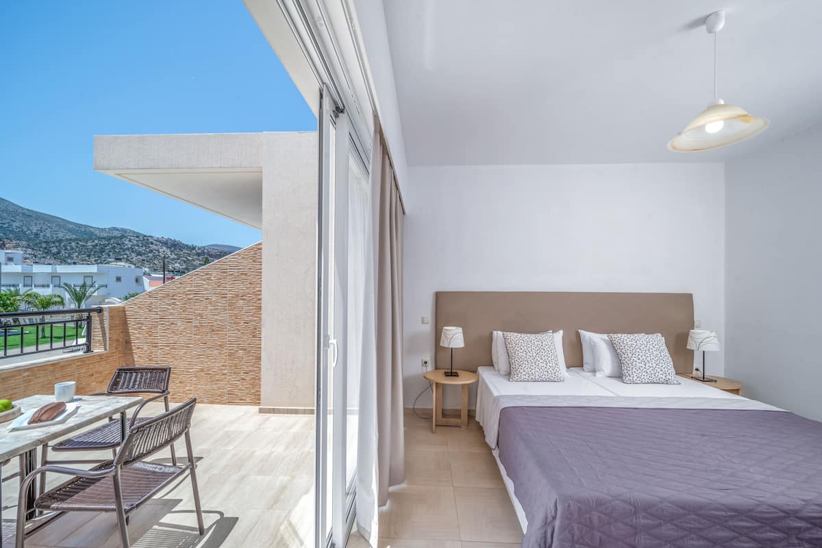 Superior One Bedroom Apartment with Pool View | Balcony