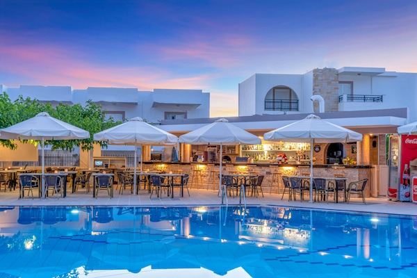 2 piscinas al aire libre, sombrillas, sillones reclinables de piscina