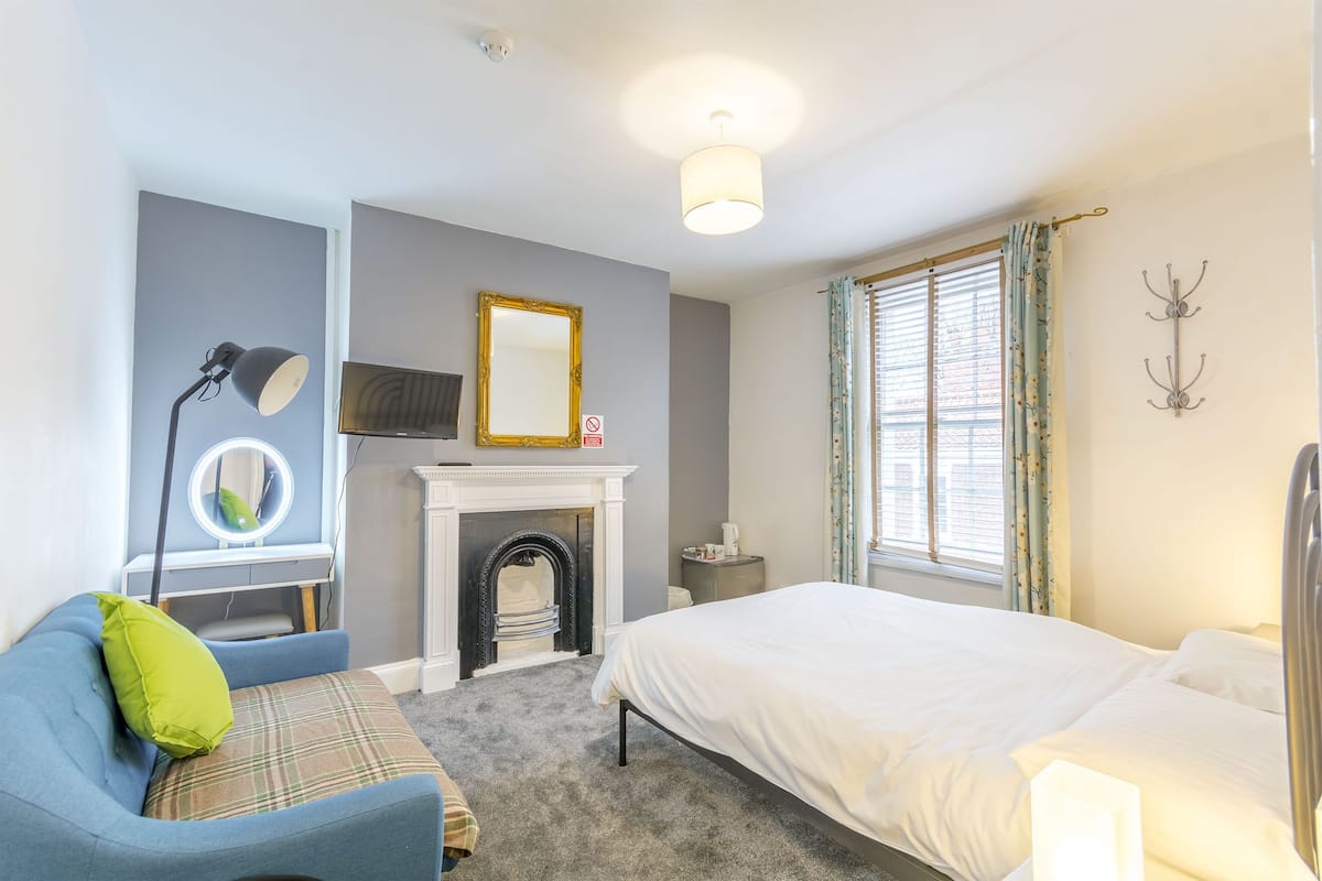 Double Room, 1 King Bed | Iron/ironing board, free WiFi, bed sheets