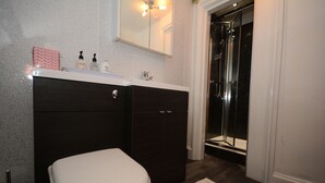 Double Room (Loft) | Iron/ironing board, WiFi (free), bed sheets - Minster Hub Guest Accommodation (York)