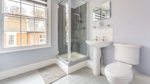 Double Room, 1 King Bed | Bathroom | Shower, free toiletries, hair dryer, towels - Minster Hub Guest Accommodation (York)