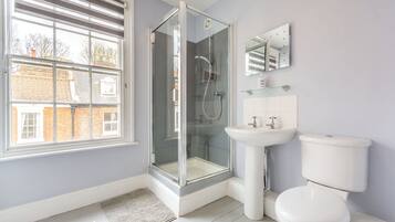 Double Room, 1 King Bed | Bathroom | Shower, free toiletries, hair dryer, towels