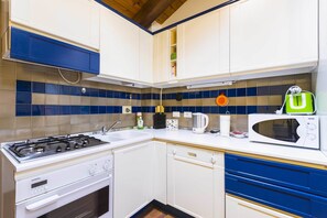 Private kitchen - Wonderful, Quiet and Bright Apartment. In the Center Historian (Bologna)