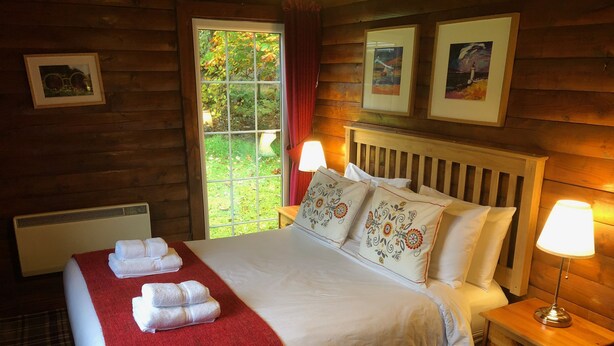 Deluxe chalet, 2 slaapkamers, niet-roken, uitzicht op park | 2 slaapkamers, een kluis op de kamer, een bureau