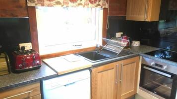 Deluxe Chalet, 2 Bedrooms, Non Smoking, Park View | Dapur peribadi | Peti sejuk, ketuhar gelombang mikro, dapur, mesin basuh pinggan mangkuk