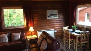 Deluxe chalet, 2 slaapkamers, niet-roken, uitzicht op park | Woonkamer | Een flatscreentelevisie