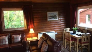 Deluxe Chalet, 2 Bedrooms, Non Smoking, Park View | Living room | Flat-screen TV