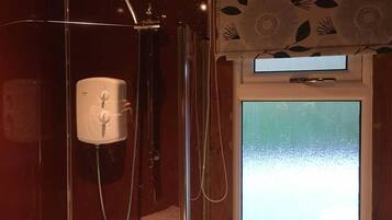 Chalet Deluks, 2 kamar tidur, Bebas Asap Rokok, pemandangan taman | Kamar mandi | Shower, perlengkapan mandi gratis, dan handuk