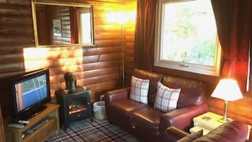 Deluxe Chalet, 2 Bedrooms, Non Smoking, Park View | Living room | Flat-screen TV