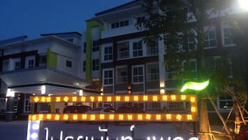 Bagian depan properti - sore/malam