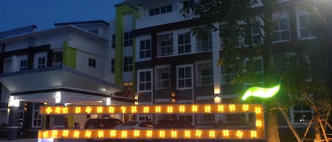 Voorkant accommodatie - avond/nacht