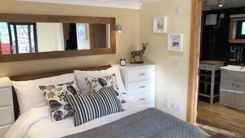 Deluxe Studio Suite, Hill View | Egyptian cotton sheets, premium bedding, free WiFi