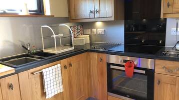 Suite estudio Deluxe, vista a la colina | Cocina privada | Refrigerador con congelador, horno y parrilla de estufa