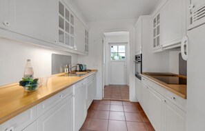 Køleskab, mikrobølgeovn, kogeplade, opvaskemaskine