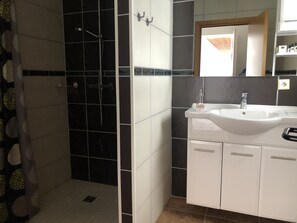 Studio Apartment - Triple | Badezimmer | Kostenlose Toilettenartikel, Haartrockner, Handtücher