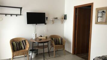 Quarto solteiro, banheiro privativo | Cortinas blackout, ferros/tábuas de passar roupa, Wi-Fi de cortesia